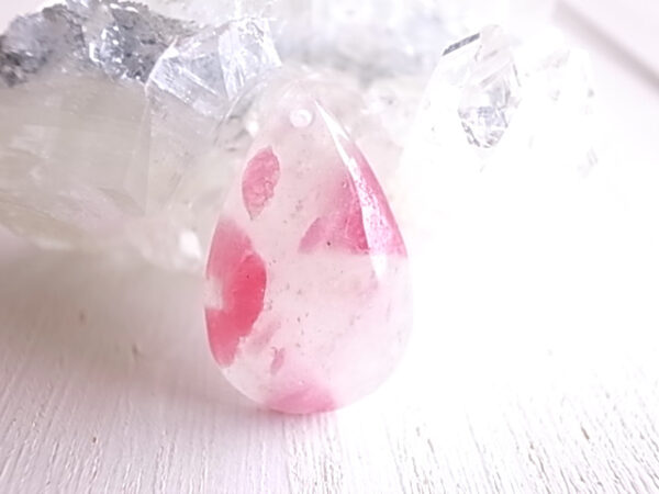 桜色の刻　ロードナイトインクォーツ　穴開き　ブラジル産　ルース　　天然石　 - 画像 (2)