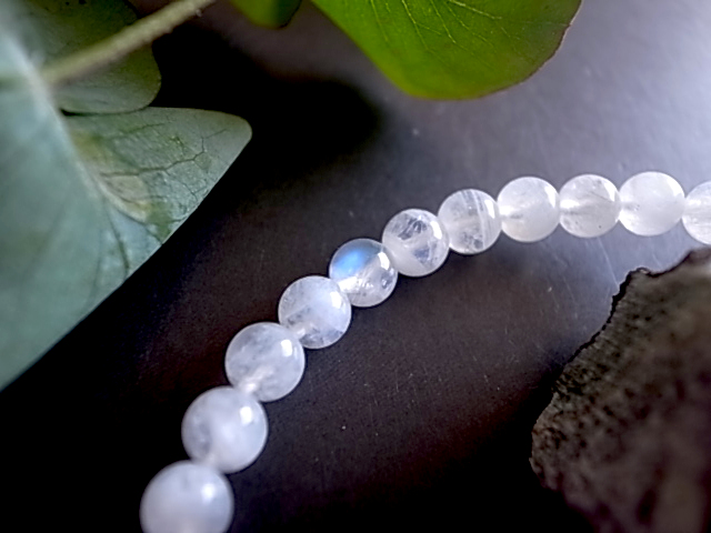 ホワイトラブラドライト レインボームーンストーン 6mm玉ブレスレットインド産 - 画像 (5)