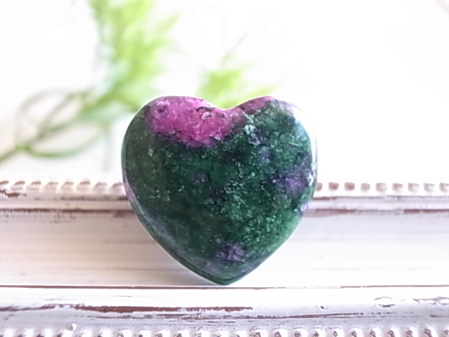 ハート ルビーインゾイサイト タンザニア産 ルース 天然石 - 画像 (2)
