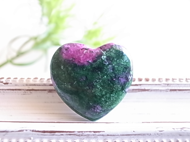 ハート ルビーインゾイサイト タンザニア産 ルース 天然石 - 画像 (5)