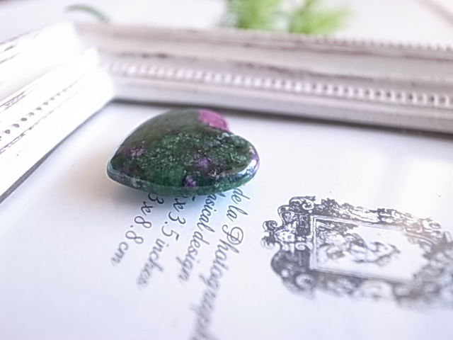 ハート ルビーインゾイサイト タンザニア産 ルース 天然石 - 画像 (4)