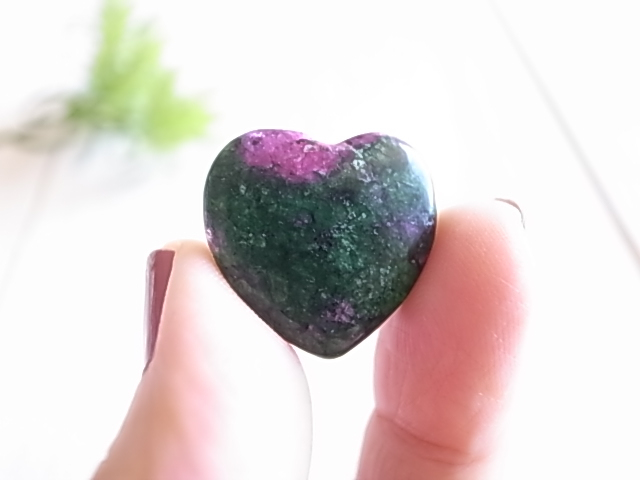 ハート ルビーインゾイサイト タンザニア産 ルース 天然石 - 画像 (3)