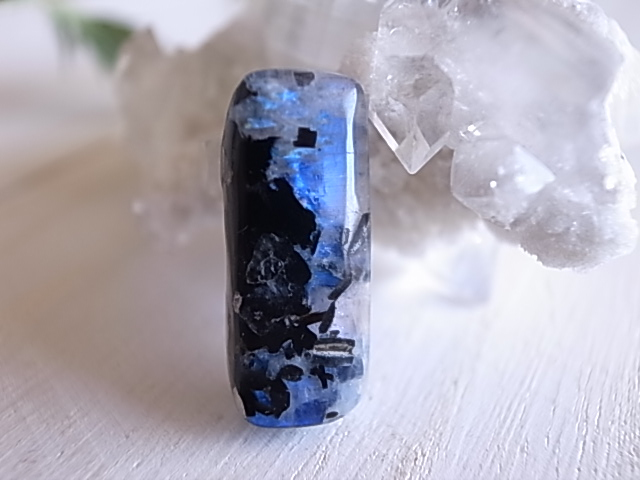 ホワイトラブラドライト レインボームーンストーン(黒雲母入り) インド産