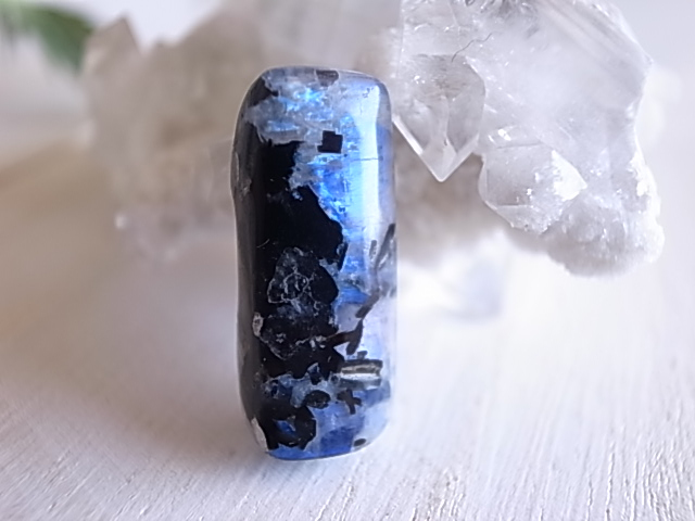 ホワイトラブラドライト レインボームーンストーン(黒雲母入り) インド産 - 画像 (5)