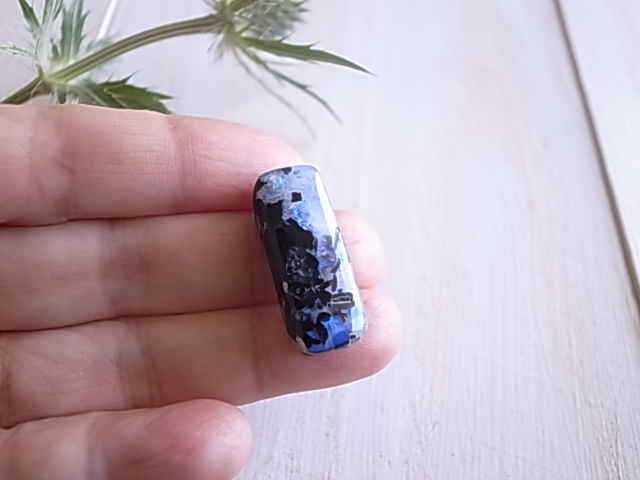 ホワイトラブラドライト レインボームーンストーン(黒雲母入り) インド産 - 画像 (7)