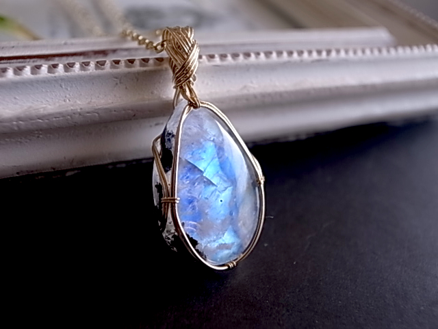 ホワイトラブラドライト レインボームーンストーン ペンダントトップ インド産