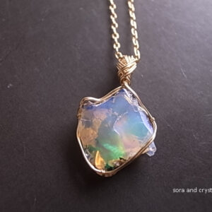 エチオピア産　オパール　ペンダントトップ　ワイヤージュエリー