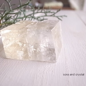 イエローカルサイト　方解石　92ｇ　虹入り　天然石　