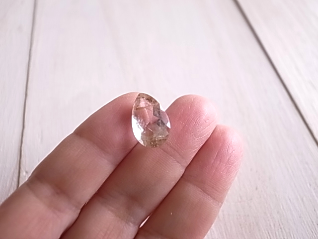 ルチルクォーツ カット入り ブラジル産 ルース 天然石 - 画像 (8)